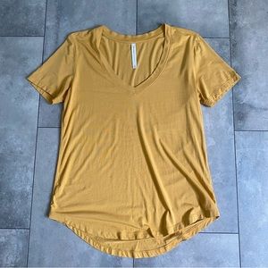 Aritzia The Group Babaton the foundation v neck t shirt mustard yellow gold S